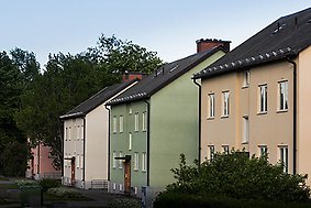 Foto på tre hyreshus - Hyttan