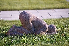 Foto på staty som ligger och lyssnar på marken