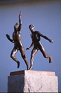 Foto på två personer som springer