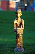 Foto på skulptur av guldpojke